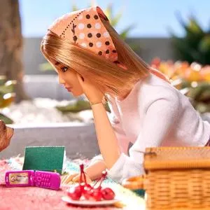 Dites "Coucou à Barbie !" avec le téléphone à clapet Barbie, le coup de cœur rose vif de HMD