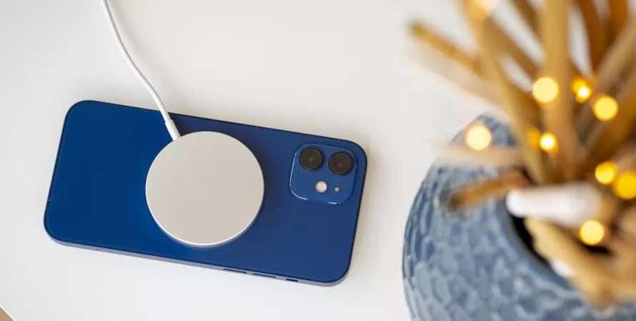 L’iPhone 12 booste sa charge sans fil à 15W grâce à iOS 17.4