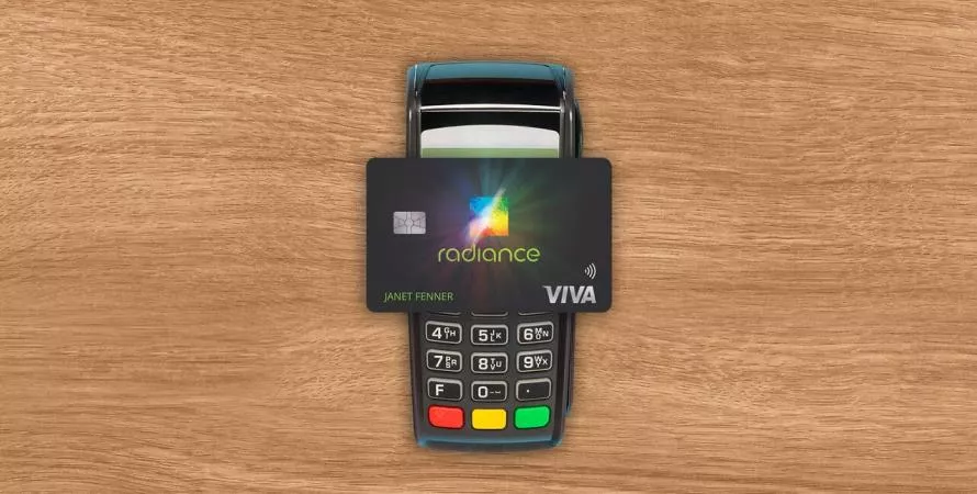 Les cartes de paiement s'illuminent avec l'OLED grâce à Sentry