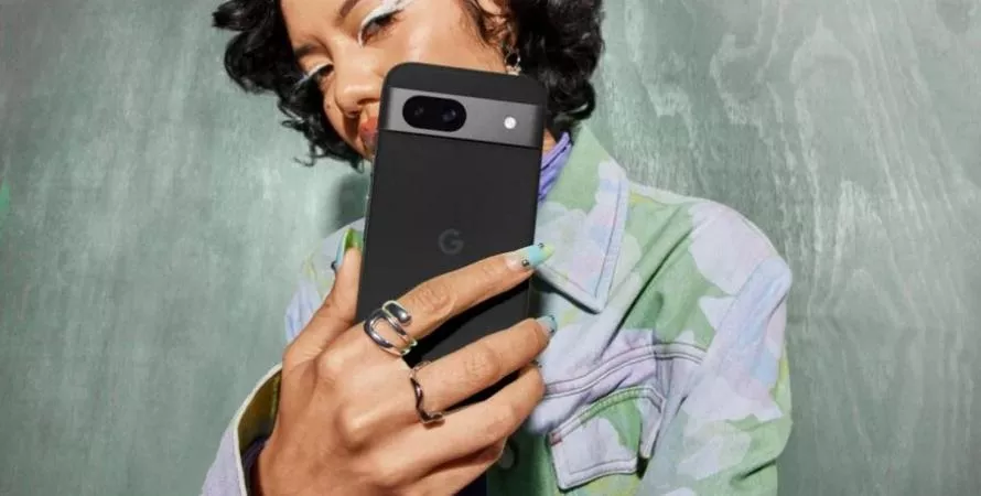 Le Google Pixel 8a bientôt prêt pour l'affichage sur écran externe