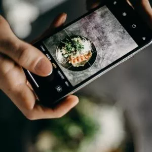 iOS 17.5 fait ressurgir de vieilles photos supprimées : simple bug ou plus ?