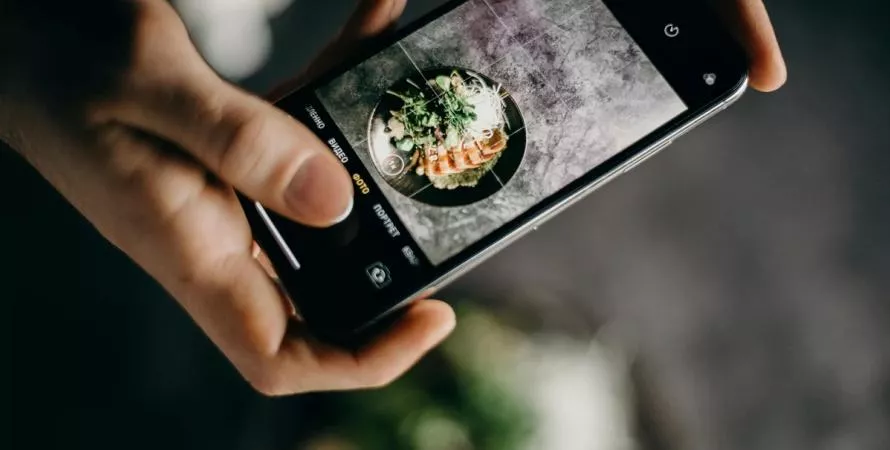 iOS 17.5 fait ressurgir de vieilles photos supprimées : simple bug ou plus ?