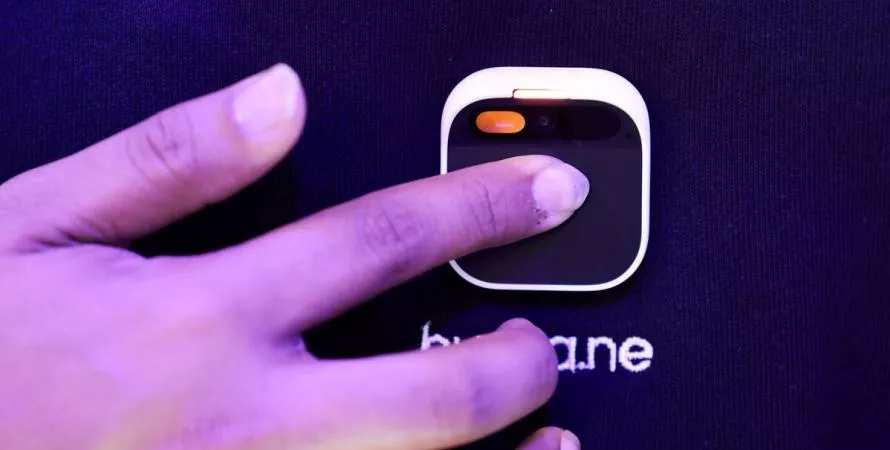 Humane envisage de vendre après des critiques mitigées de son badge IA