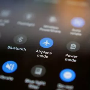Peut-on écouter de la musique avec des AirPods dans un avion ?