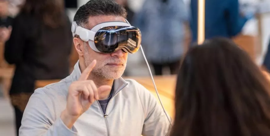 Apple change de cap : un casque de réalité mixte plus accessible en développement
