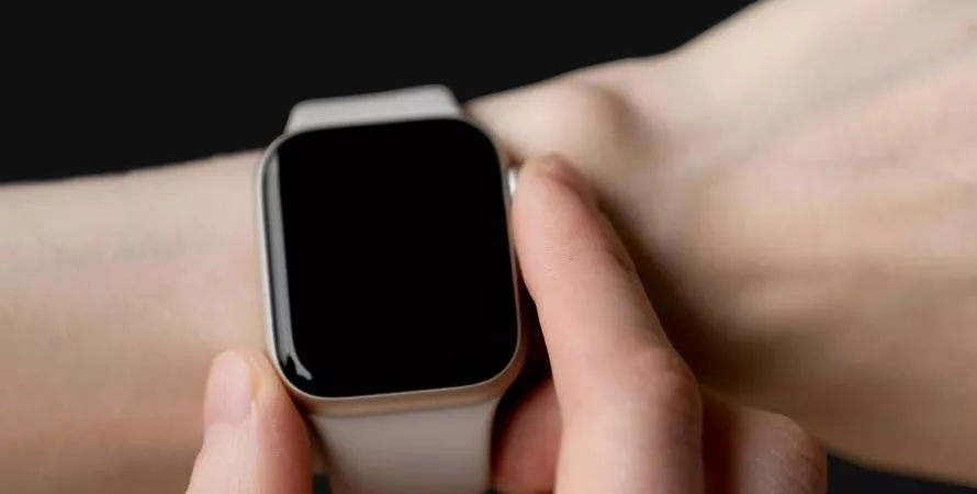 Peut-on porter une montre connectée avec un tatouage au poignet ?