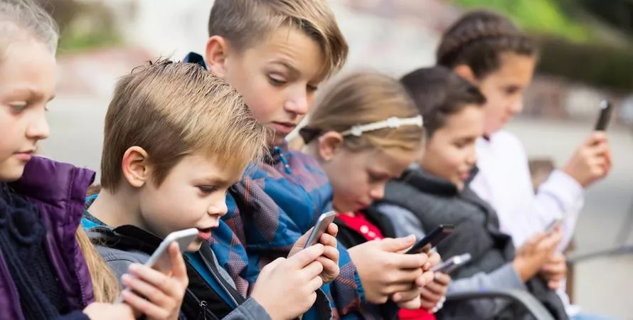 La fin des interdictions de smartphones à l'école ?
