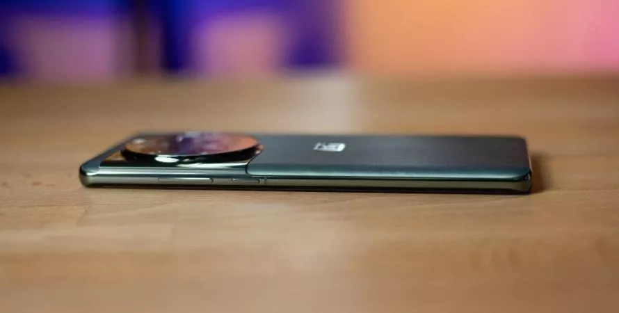 Le OnePlus 13 fait le pari du chargement magnétique sans fil
