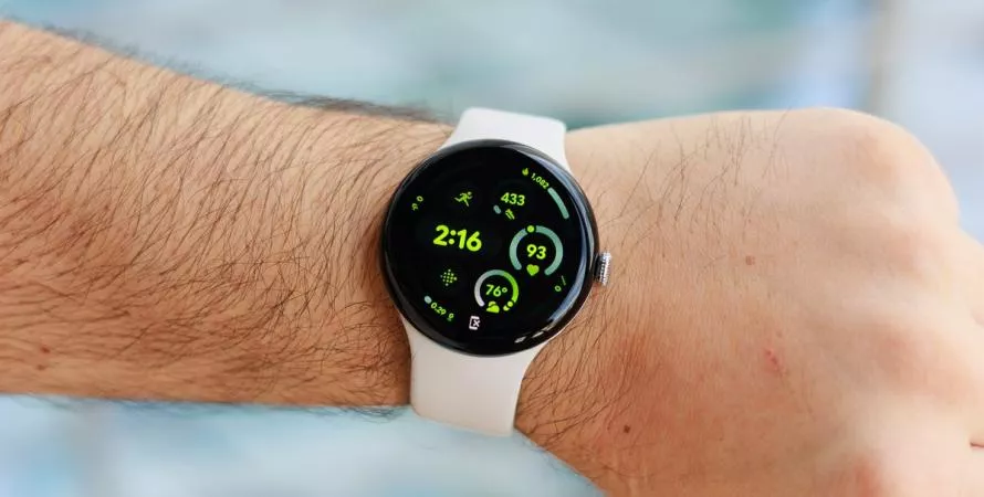 La Google Pixel Watch fait peau neuve avec Wear OS 5
