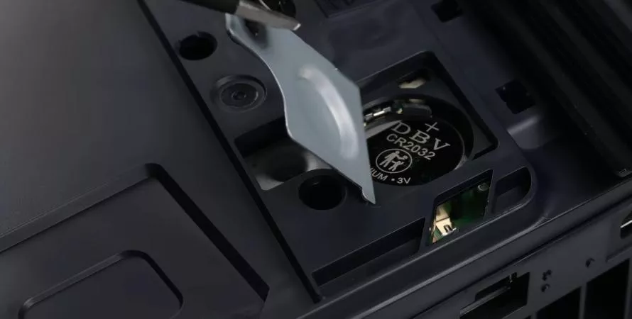 La PS5 Pro facilite enfin le remplacement de sa pile interne