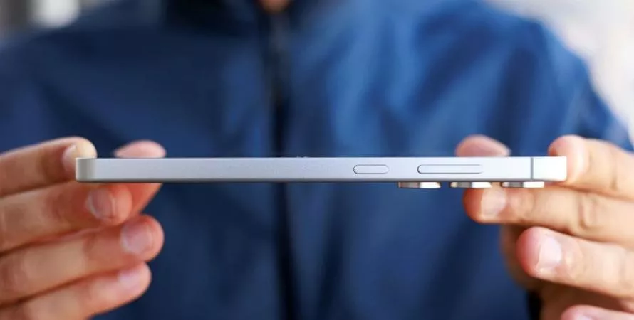 Galaxy S25 Slim vs iPhone 17 Air : la guerre des smartphones ultra-fins est déclarée