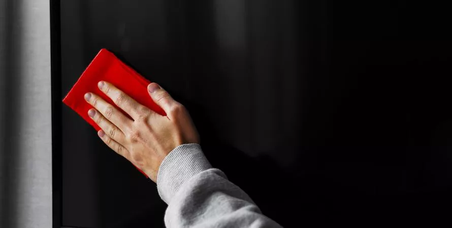 Comment bien nettoyer son écran de TV : gestes simples et erreurs à éviter