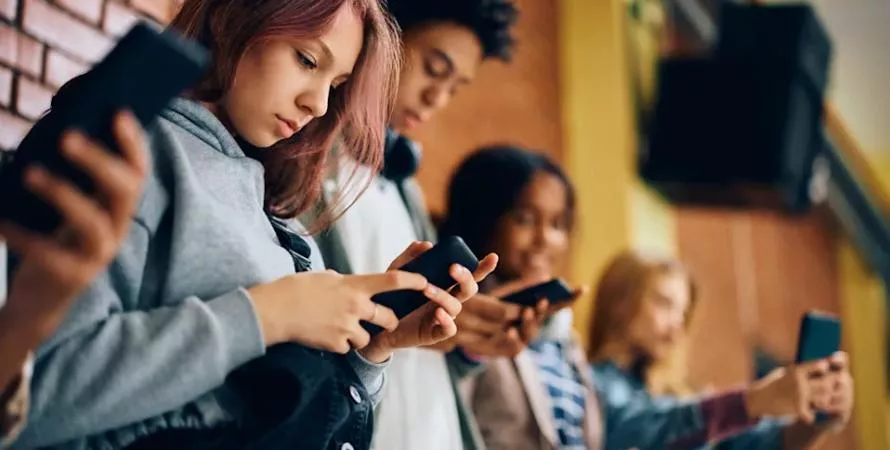 Smartphones à l’école : la France durcit le ton