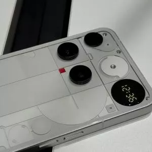 Nothing Phone (3) : un smartphone qui casse les codes face à l’iPhone 16 et au Galaxy S25