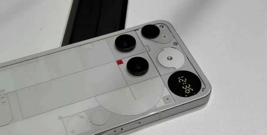 Nothing Phone (3) : un smartphone qui casse les codes face à l’iPhone 16 et au Galaxy S25