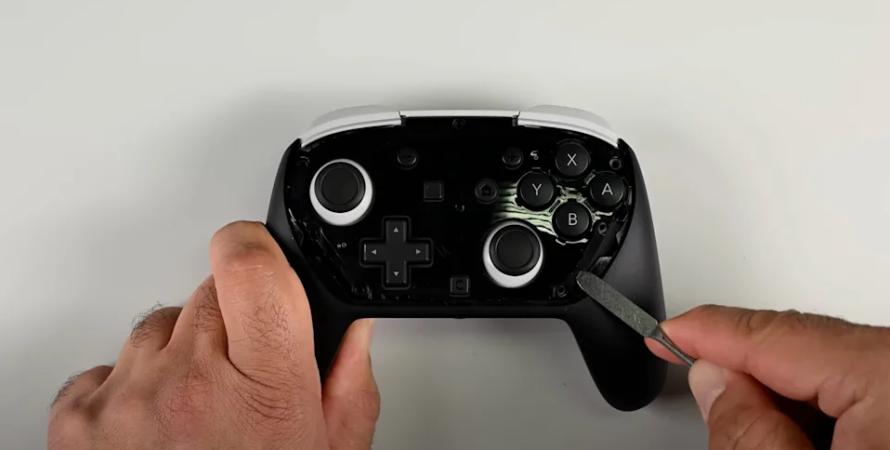 Switch 2 Pro Controller : un design stylé, mais une vraie galère à réparer Switch 2 Pro Controller : un design stylé, mais une vraie galère à réparer