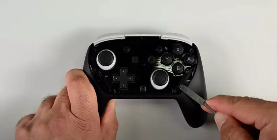 Switch 2 Pro Controller : un design stylé, mais une vraie galère à réparer