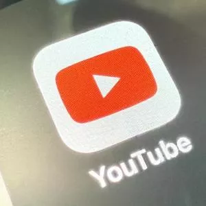 YouTube utilise l’IA pour deviner ton âge : voici ce que ça change