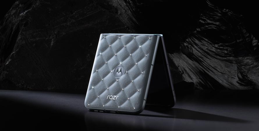 Motorola et Swarovski s'allient pour créer un Razr ultra-premium Motorola et Swarovski s'allient pour créer un Razr ultra-premium
