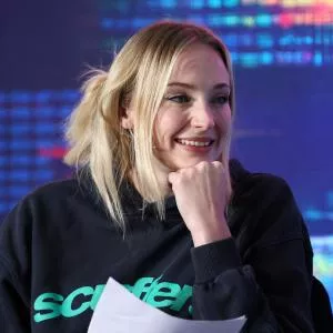 Sophie Turner endosse le costume de Lara Croft pour Amazon