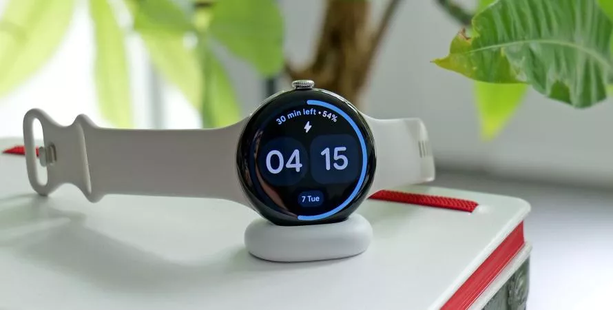 La Pixel Watch 4 transforme enfin la recharge en un vrai jeu d'enfant