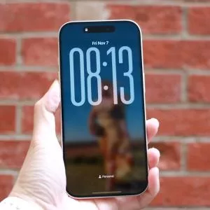 Comment agrandir l'horloge de votre écran de verrouillage sur iOS 26