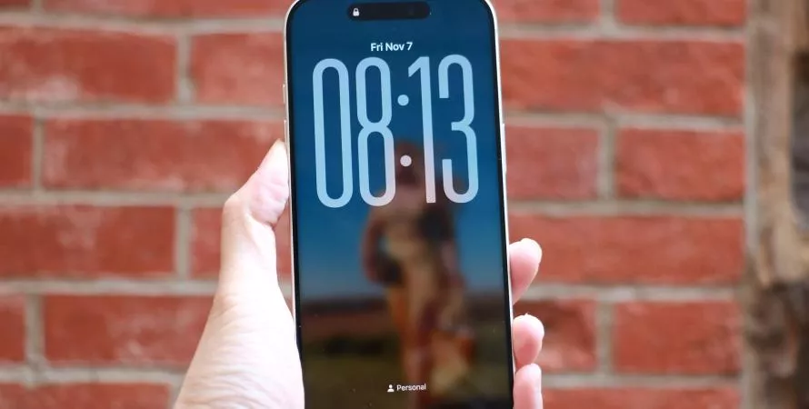 Comment agrandir l'horloge de votre écran de verrouillage sur iOS 26
