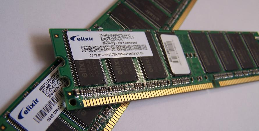 La mémoire informatique flambe : vos prochains PC et consoles vont-ils coûter un bras ?