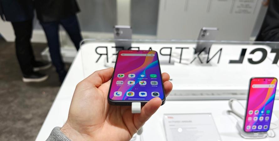 Adieu les reflets, bonjour les couleurs : TCL booste ses écrans avec l'AMOLED Adieu les reflets, bonjour les couleurs : TCL booste ses écrans avec l'AMOLED