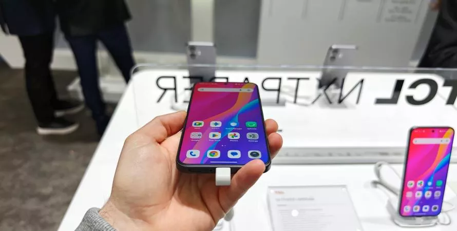Adieu les reflets, bonjour les couleurs : TCL booste ses écrans avec l'AMOLED