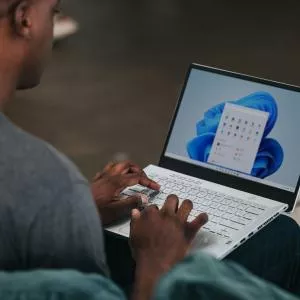 Windows 11 : Microsoft lâche du lest sur l’IA pour booster les performances