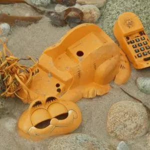 Quand des téléphones Garfield racontent quarante ans de gâchis électronique
