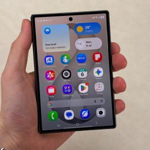 Samsung passe la vitesse supérieure : prise en main des Galaxy Z Flip8, Z Fold8 et Z Fold8 Ultra Samsung passe la vitesse supérieure : prise en main des Galaxy Z Flip8, Z Fold8 et Z Fold8 Ultra