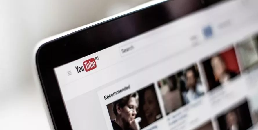 YouTube s'attaque à l'IA : la fin de la monétisation pour les vidéos de faible qualité ?