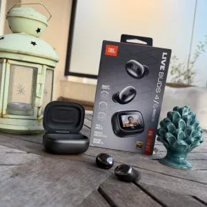 Test des JBL Live Buds 4 : le format bouton à l'épreuve du quotidien