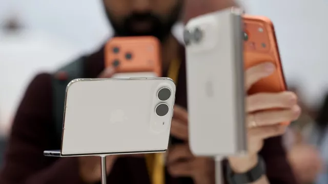 iPhone Duo et Xiaomi 18 Fold : deux pliants face à face sur le papier