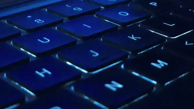 MacBook Pro tactile OLED : un lancement possible le 6 novembre selon Gurman
