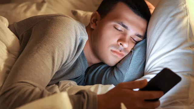 Smartphone au lit : l'étude qui chiffre son effet sur le sommeil